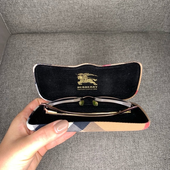 Burberry case and glasses 🤓 - Picture 11 of 12